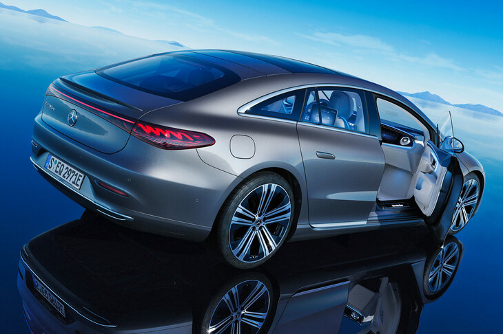 既存のクルマとはかけ離れたフォルムの「EQE／EQS」だが、その実は前後ヒンジドアの4ドアセダンで、サイドビューに見るドアの切り欠きも、至って普通だ。そうしたあたりも、見る者をモヤモヤさせてしまう要因なのかもしれない。