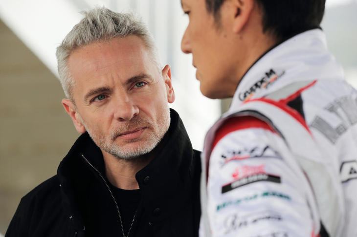 ルノー・スポールのテストドライバーであるロラン・ウルゴン氏（写真奥）と話し込む谷口。