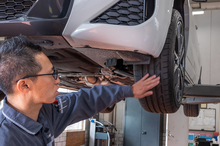 入庫された車両のタイヤを1本1本チェック。空気圧や残溝、トレッド面やサイドウォールの亀裂やキズなどを、目視や手で触りながら確認していく。