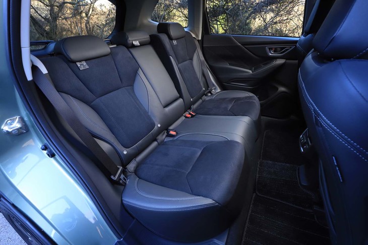 6：4分割式のリアシートにはリクライニング機能が備わる。写真の通り足元空間は広い。