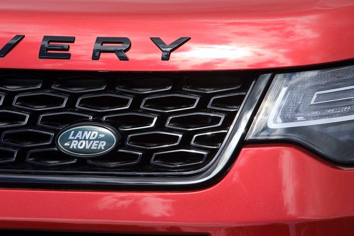 つややかな「ナルヴィクブラック」で仕上げられたフロントグリル。