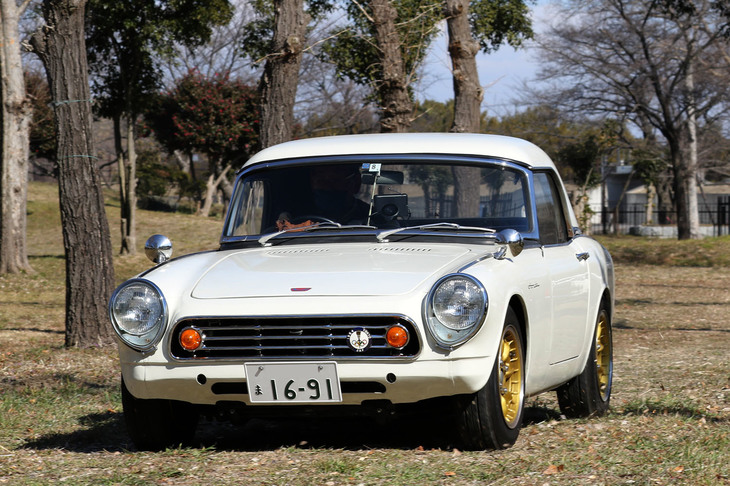 1963年に登場した、ホンダ初の乗用車である「S500」（および厳密に言えば最初期型「S600」）用のグリルを装着し、バンパーを外すなどしてレーシング風に装ったホンダS600。