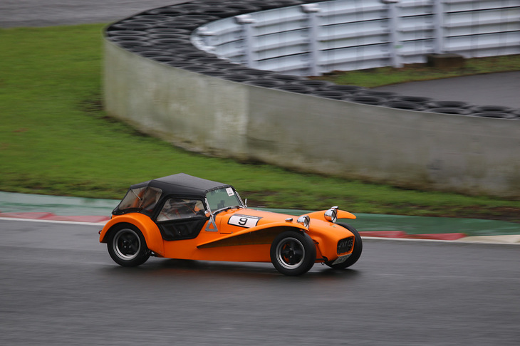 朝に行われた走行枠「ロータスヒストリック＆ケータハム」時点の天気は雨模様で、路面は滑りやすい状態に……。電子デバイスの無いモデルのカテゴリーだけに、ドライバーたちは、慎重なドライブを心がけていた。写真は「ロータス・セブン」（1969年）。