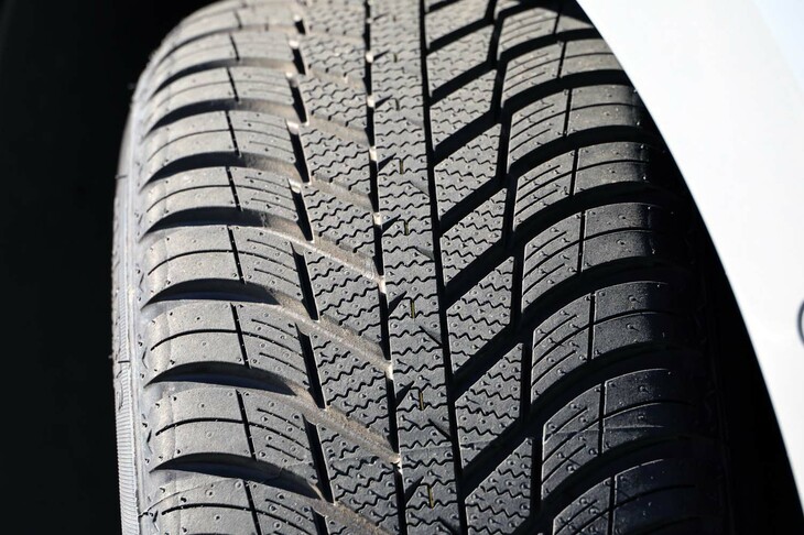 全体のトレッドパターンは、ウインタータイヤではおなじみの“Vシェイプ”型。排水性を高め、耐アクアプレーニング性能や、シャーベット路面におけるパフォーマンスの向上を図っている。