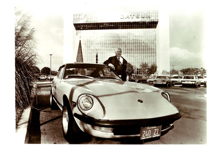 「フェアレディZ」の生みの親である故片山 豊氏と、氏の愛車。初代フェアレディZは、皆の手の届くアフォーダブルなスポーツカーとして誕生した。