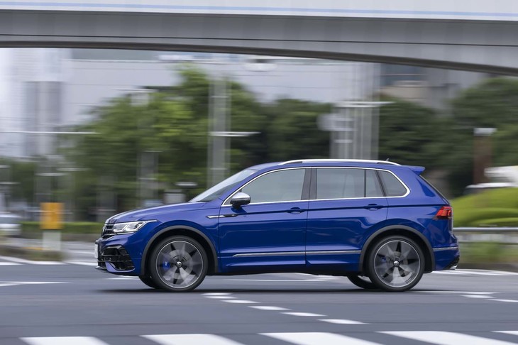 足まわりには電子制御式減衰力可変ダンパーの「DCC」を標準装備。ノーマルモデルよりも最低地上高が10mm低くなっている。