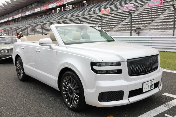 「トヨタ・センチュリー オープンカー」。大相撲の優勝パレードに使用するために専用開発された、世界で唯一となるSUVタイプのセンチュリーのオープンカーだ。センチュリーといえば日本車の最高峰ともいえる高級車だが、力士が後席の上部に座るため、あえて後席のつくりは簡素になっている。