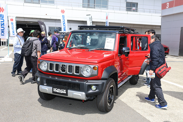 Aパドックでは、国内外の自動車ブランドが多彩な新車たちを展示。発売とともに爆発的な人気となっている5ドアクロカンの「スズキ・ジムニー ノマド」は、用品装着車が展示された。現在、ノマドの受注は再開されているが、改良型の発売は、7月1日となるため、まだまだ納期は長くなりそうだ。