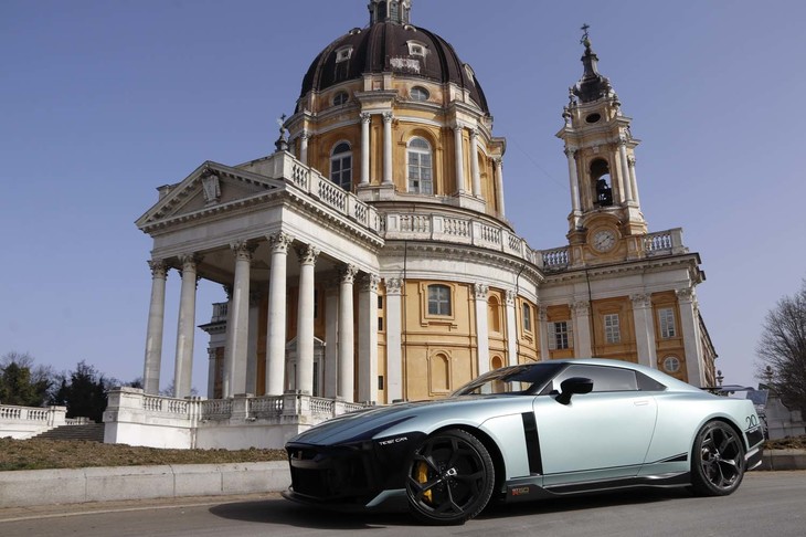 サヴォイア家のヴィットリオ・アメデオII世が18世紀初頭、聖母にささげた「バジリカ・ディ・スーペルガ」の前で。