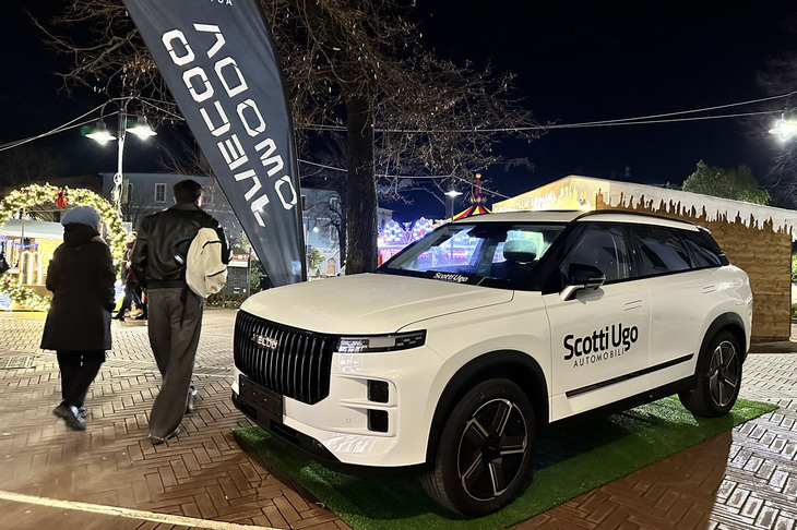 シエナ郊外のクリスマスマーケットに地元販売店が展示した中国・奇瑞系の「ジェコー5 PHEV」。2025年12月。