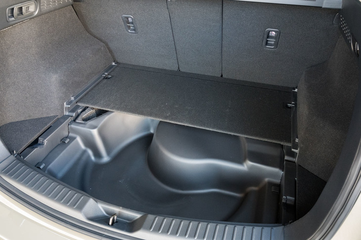 床下に設けられたサブトランク。フィールドジャーニーでは全面に防水加工が施されており、洗車グッズやアウトドア用品をしまうのに重宝しそうである。