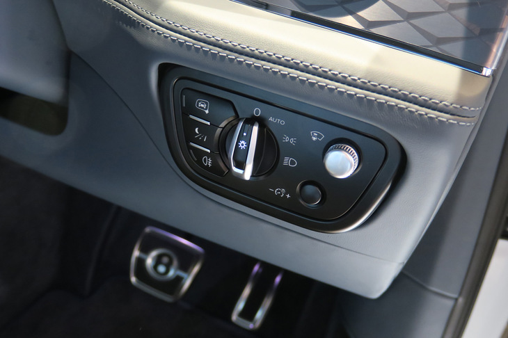 ベントレー・ベンテイガ ハイブリッド（灯火類などのスイッチパネル）