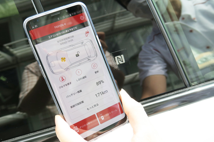 スマートフォンをキーとして用いるデジタルキーのデモンストレーション。Bピラーのセンサーにスマートフォンをかざすと、ドアが解錠される。