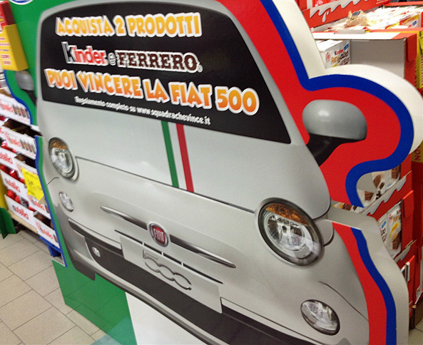 「チョコレートを食べて『フィアット500』を当てよう」というキャンペーンの、店頭用ポップ。