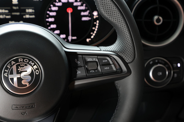 過去のエントリーグレード「スプリント」とは異なり、「Ti」では全車速対応型クルーズコントロールや車線維持支援機能などの運転支援システムも装備される。