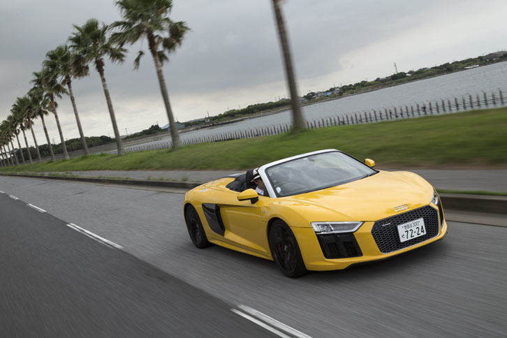 低負荷時にエンジンの片バンクを休止させるシステムや、アクセルオフの際にエンジンを駆動系から切り離すコースティングモードが備わる「R8スパイダー」。今回の試乗では、満タン法で5.8km/リッター、車載計で5.4km/リッターの燃費を記録した。