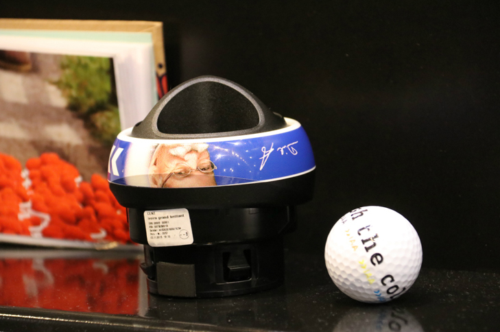 スマートのブースに展示された、インテリアパーツのプリント技術。スタッフによれば、フランクフルトモーターショーの前夜祭で撮影したダイムラーのディーター・ツェッチェ会長を、エアコン吹き出し口の部品に印刷したもの。