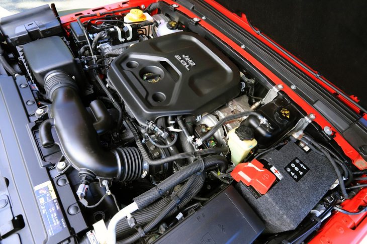 最高出力272ps、最大トルク400Nmを発生する2リッター直4ツインスクロールターボエンジン。燃費は11.5km/リッター（JC08モード）で、レギュラーガソリンに対応している。