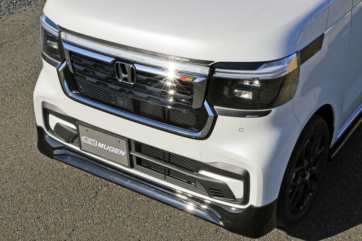 グリルガーニッシュとアンダースポイラーが装着された「N-BOXカスタム」のフロントまわり。こうしたドレスアップ用品に加え、エンジンのレスポンスを高めるパフォーマンスエアフィルターなども用意される。