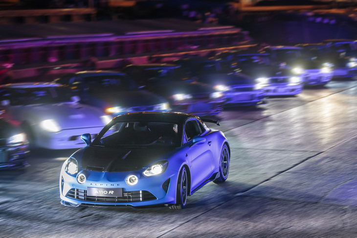 「アルピーヌA110 R」発表会での車両登場シーン。