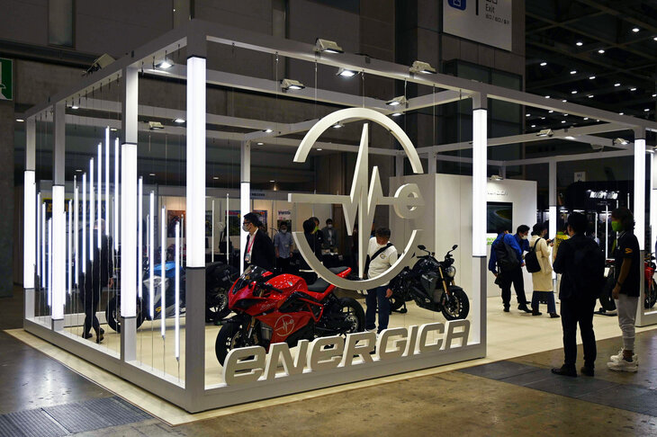 東京モーターサイクルショー2023の会場より、イタリアの電動バイクメーカー、エネルジカの展示ブースの様子。