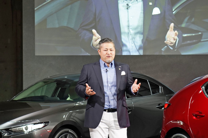 新型「マツダ3」の概要について説明した、開発主査の別府耕太氏。新世代の車両構造技術「スカイアクティブビークルアーキテクチャー」とは、「乗員の頭の動きを滑らかにし、骨盤を立てて座れることを目指したものであり、結果としてリラックスして運転でき、クルマと一体になれる」と語った。