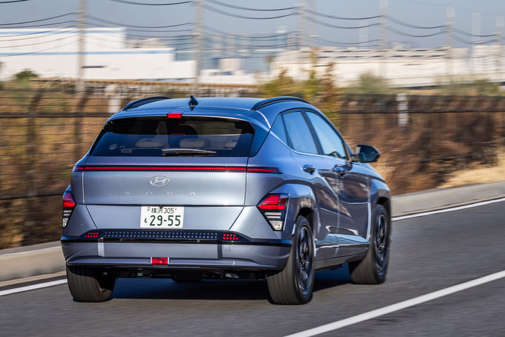 外板色は写真の「メタブルーパール」のほか、「アトラスホワイト」「アビスブラックパール」、日本専用色の「デニムブルーマット」など全6色から選択できる。