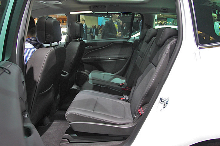 オペル・ザフィーラ（2列目シート）