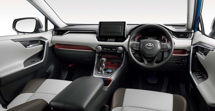 インストゥルメントパネルの高さを抑えて前方の視界を向上させたインテリア。三角窓も視野の確保に貢献している。