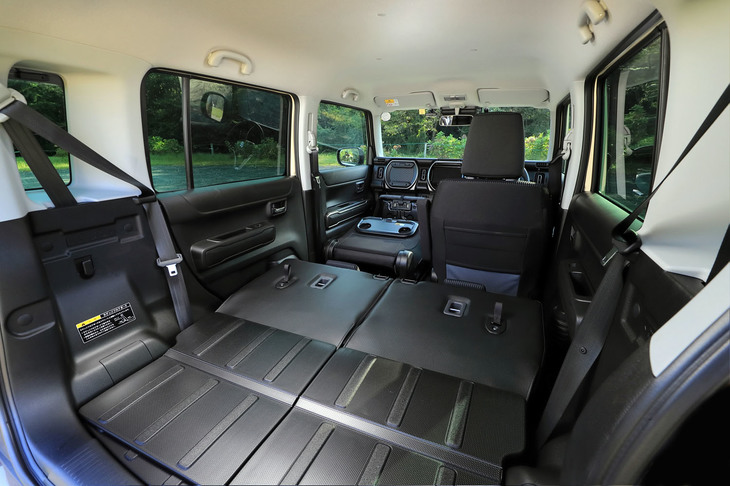 「ハスラー」を含むスズキの軽ワゴンは、助手席にも可倒機構が備わっており、ご覧のとおりの広い積載空間が得られる。これもレジャーカーとしての、ライバルにはない魅力だ。