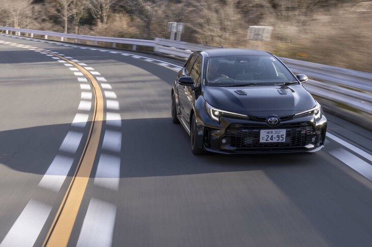 【トヨタGRカローラRZのスペック】
	ボディーサイズ：全長×全幅×全高＝4410×1850×1480mm／ホイールベース：2640mm／車重：1480kg／駆動方式：4WD／エンジン：1.6リッター直3 DOHC 12バルブ ターボ／トランスミッション：6段MT／最高出力：304PS（224kW）/6500rpm／最大トルク：370N・m（37.7kgf・m）/3000-5550rpm／タイヤ：（前）235/40R18 91W XL／（後）235/40R18 91W XL（ヨコハマ・アドバン エイペックスV601）／燃費：13.6km/リッター（WLTCモード）／価格：525万円
	
	【取材時の燃費データ】
	テスト距離：262.5km（市街地2：高速道路5：山岳路3）／使用燃料：--リッター（ハイオクガソリン）／参考燃費：9.8km/リッター（車載燃費計計測値）