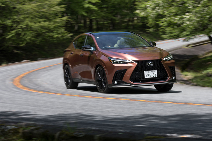 マイナーチェンジでボディー後部の変形を抑制するブレースなどが追加され、ボディー剛性がアップ。足まわりのチューニングも見直され、実際に走りのステージが一段上がっている。