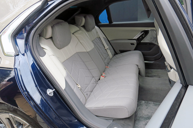 BMW i7 xDrive60eエクセレンス（リアシート）