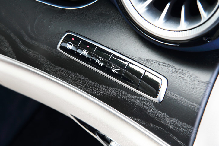 操舵支援機能やレーンキーピングアシストなどはドライバーの任意でオン・オフが可能となっている。