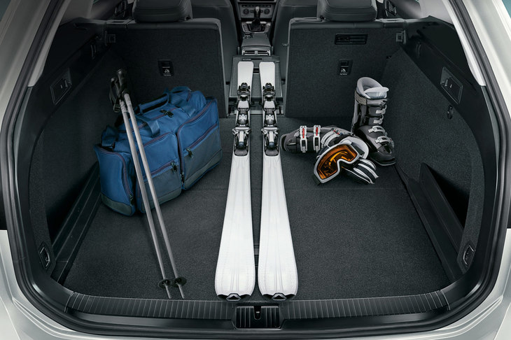 「パサートヴァリアント」ゆずりの広い荷室も特徴。容量は5人乗車時で639リッター、後席をたたんだ状態で1769リッターとなっている。