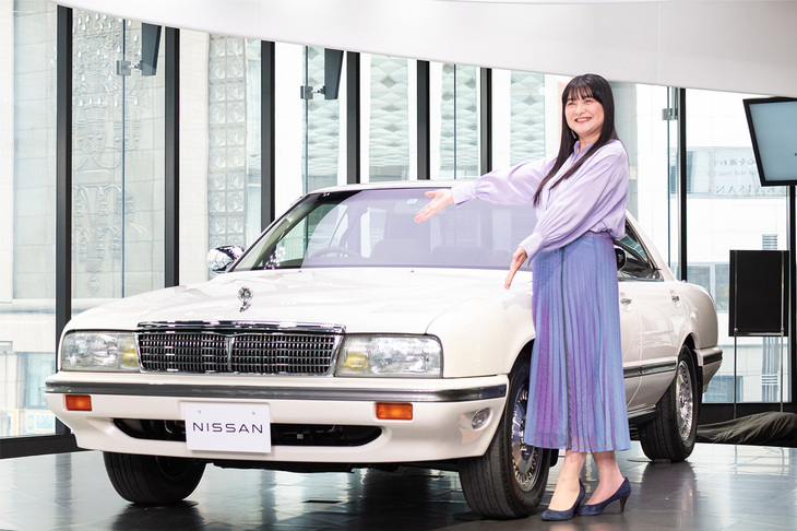 「日産シーマ」（1990年）とオーナーである伊藤かずえ。