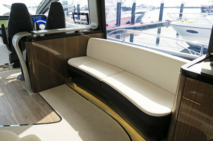 レクサスLY650（キャビン）