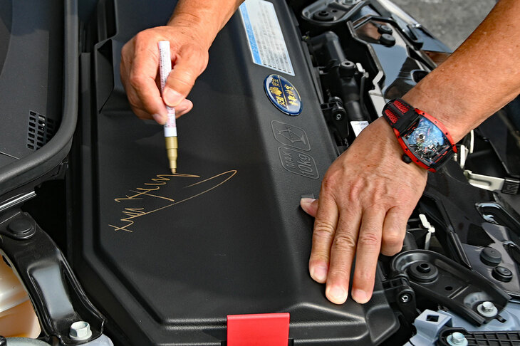 「ミーティングエリア巡回」では、愛車に土屋氏のサインを求める人が続出した。