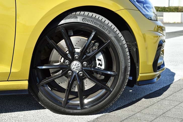 「ゴルフRパフォーマンス」ではブレーキ性能も強化されており、フロントがドリルドベンチレーテッドディスクに変更されている。シルバーの「R」ロゴ入りブレーキキャリパーやブラック塗装が施された10本スポークのアルミホイールもRパフォーマンス専用装備。