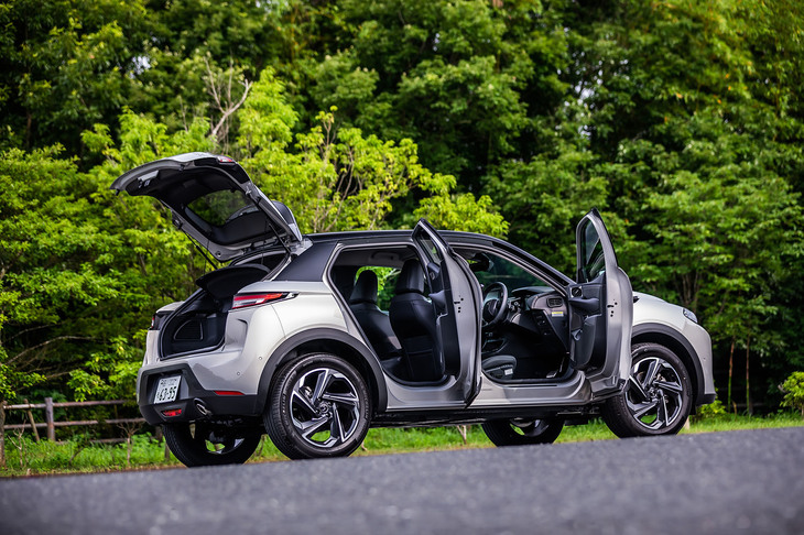 「DS 3クロスバック」のボディーサイズは全長×全幅×全高＝4120×1790×1550mmで、ホイールベースは2560mm。同じプラットフォームを用いる「プジョー2008」とは全幅と全高が同じで、全長が185mm短い設定だ。