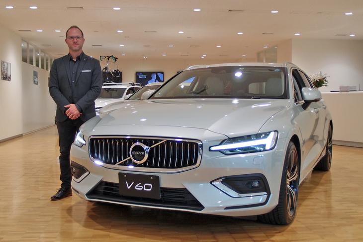 新型「ボルボV60」と、そのデザインを担当したT.ジョン・メイヤー氏。