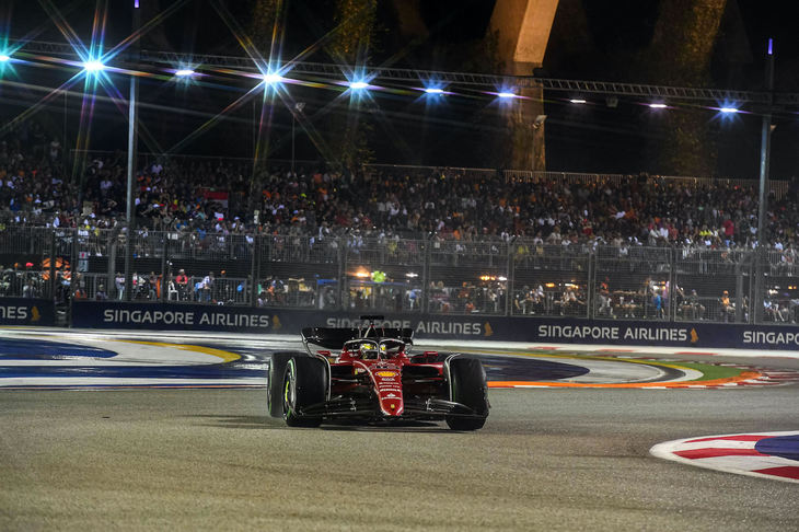 フェラーリのルクレール（写真）は2位でゴール。コーナリングに強みを持つフェラーリはシンガポールGPの本命といわれ、予選ではルクレールがささいなミスでタイムを失ったもののポールポジション奪取に成功。フェラーリでの今シーズン9回目の予選P1は、2001年にミハエル・シューマッハーが記録した11回に次ぐほどの多さである。レースではスタートで出遅れ、その後トップを奪い返すことができずに終わった。（Photo=Ferrari）