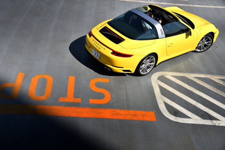 シルバーのロールバーが特徴的な「ポルシェ911タルガ」。もとは、オープントップでアメリカの厳しい安全基準をクリアするために考案されたボディー形状だった。