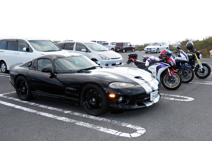 長期入院からの退院を記念した箱根ドライブでは、Yナンバーのミニバンから降りてきた米兵さんが「バイパー」をガン見。「話しかけられたら怖え……」と思い、氏が立ち去るまでマイカーに近寄れなかった。