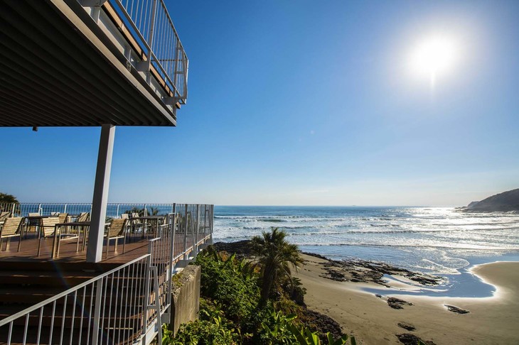 ランチ休憩に立ち寄ったステアーズ・オブ・ザ・シー。サーフィンスポットに隣接した人気レストランだ。