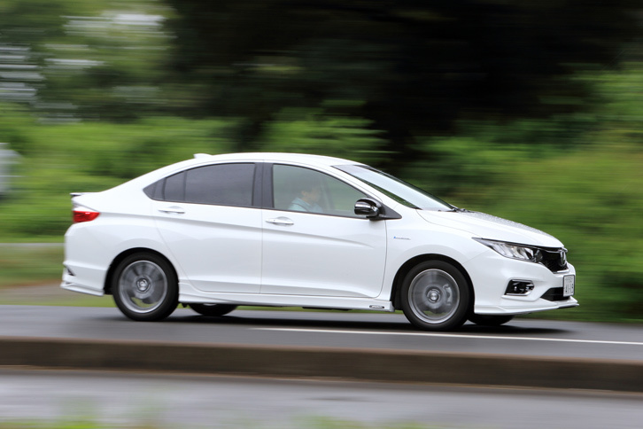 さまざまな路面に対して、高い接地性を実現するというモデューロのサスペンション。装備すると15mmほど地上高が低くなり、視覚的にも精悍（せいかん）さが増す。