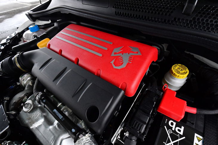 「アバルト595コンペティツィオーネ」に搭載される1.4リッター直4ターボエンジンは、最高出力180PS/5500rpm、最大トルク230N・m/2000rpmを発生。