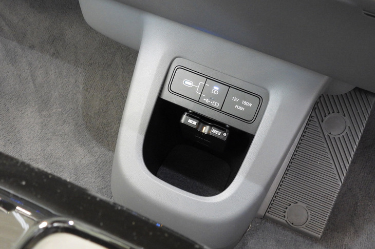 ヒョンデ・アイオニック5（収納スペース＆USBポート＆ソケット）