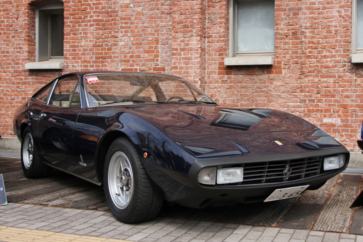 1972年「フェラーリ365GTC/4」。2＋2ボディーに、同時代の2座ベルリネッタである「365GTB/4デイトナ」よりおとなしいチューンの4.4リッターV12 DOHCエンジンを積んだモデル。Cクラス2位を獲得。