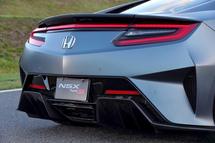 リアには大型のディフューザーを装着。床下の空気の流量を増やすことで、ダウンフォースが増大している。